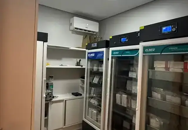 Câmara fria com refrigeradores industriais Elber para conservação segura das vacinas