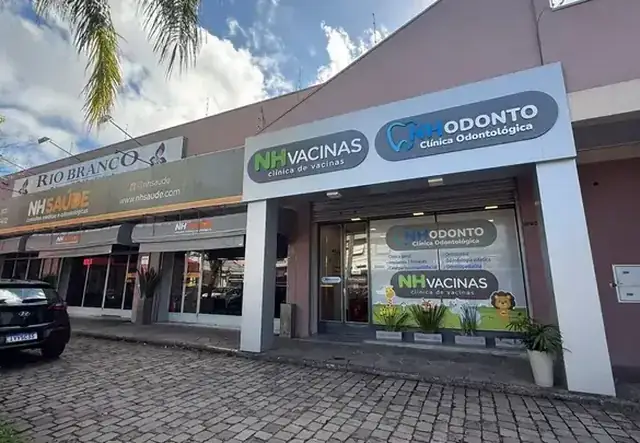 Fachada externa da NH Vacinas no bairro Rio Branco em Novo Hamburgo com letreiro