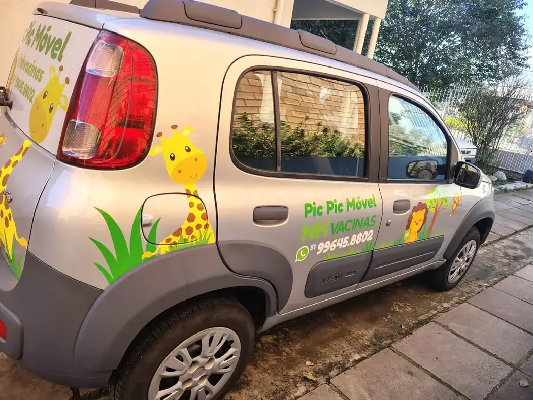 Veículo Pic Pic Móvel da NH Vacinas — Mobi prata adesivado com personagens infantis